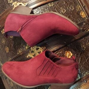 4 for $15. Refresh burgundy suede zip booties size 6 1/2 like new!
